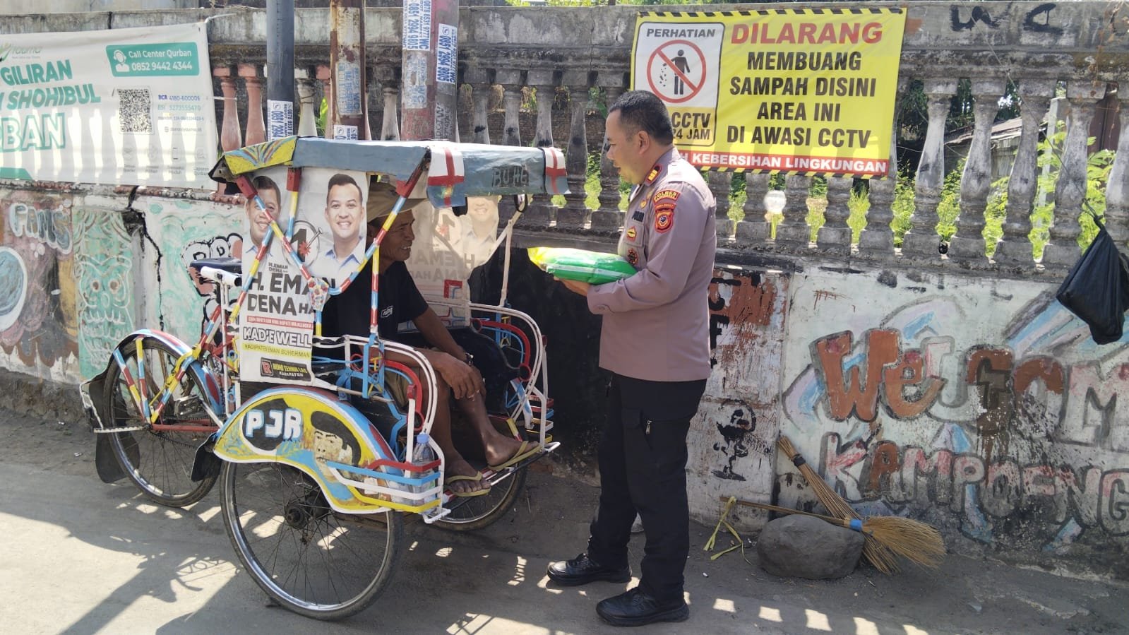 Wujud Kepedulian Sosial, Kapolsek Dawuan Turun Ke Jalan Bagikan Beras untuk Pengayuh Becak di Desa Dawuan